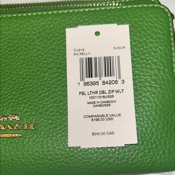 NWT Coach Vibrant Kelly Green Pebble Leather Wristlet-Authentic